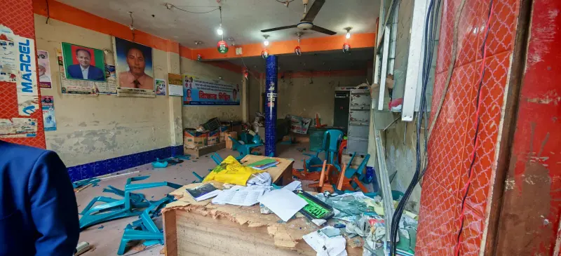 বাউফলে অফিস ও বসতবাড়িতে হামলা-লুটপাট, আহত ৫