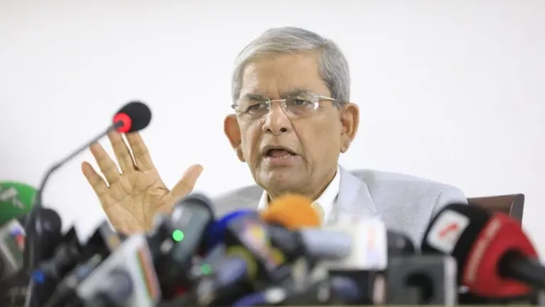 Porno video va sexy erkaklar Jamoat transportida sikimni chiqardi